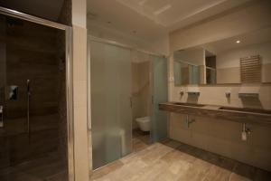 A bathroom at Onorati Hotel