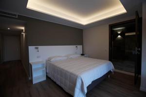 A bed or beds in a room at Onorati Hotel