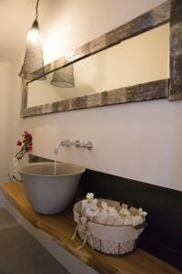 W łazience znajduje się umywalka i lustro. w obiekcie Villa Paradiso by Fantasia Villas w mieście Super Paradise