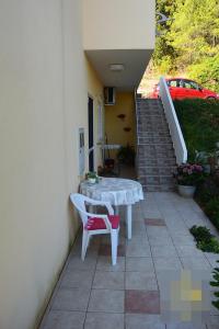 Vonkajšia záhrada v ubytovaní Studio Apartment in Preko with Sea View, Terrace, Air Conditioning, Wi-Fi (4574-2)