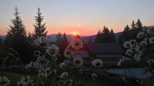 Pogled na izlazak ili zalazak sunca iz planinskih kuća