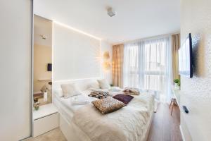 Säng eller sängar i ett rum på Apartamenty Sun & Snow Aura