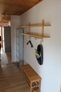 una habitación con estantería, banco y zapatos en Ferienwohnung Deichblick en Gerhardshofen