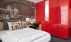Cama ou camas em um quarto em Living Hotel Frankfurt