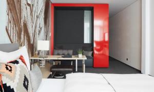 Cama ou camas em um quarto em Living Hotel Frankfurt