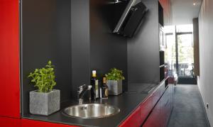 Uma TV ou centro de entretenimento em Living Hotel Frankfurt