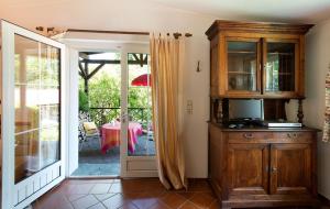 Zimmer mit einer Tür, die auf eine Terrasse mit einem Tisch führt. in der Unterkunft Appartements im Park in Krumpendorf am Wörthersee