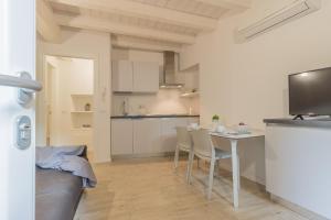 kuchnia i salon ze stołem i krzesłami w obiekcie Little Nest Flat w mieście Varenna +9 zdjęć