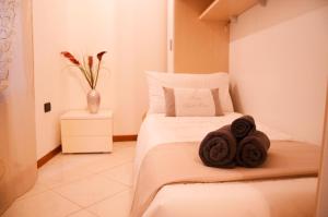 ein Schlafzimmer mit einem Bett mit Handtüchern darauf in der Unterkunft Ca' De L'Ogio in Venedig