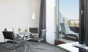 Uma TV ou centro de entretenimento em Living Hotel Frankfurt