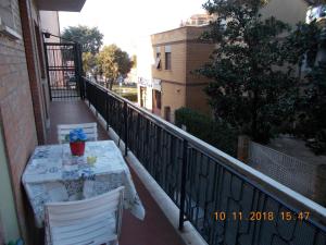 - un balcon avec une table et des chaises dans l'établissement Appartamento I Cedri, à San Cesareo
