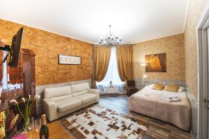 uma sala de estar com uma cama e um sofá em Avangard Hotel em São Petersburgo