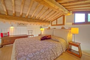 um quarto com uma cama, uma mesa e uma janela em Capannino by PosarelliVillas em Ponte A Bozzone