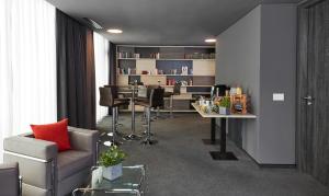 A cozinha ou cozinha compacta de Living Hotel Frankfurt