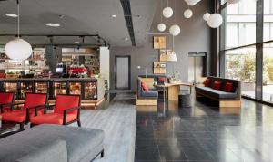 Uma área de estar em Living Hotel Frankfurt