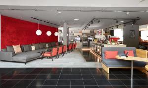 Uma área de estar em Living Hotel Frankfurt