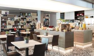 O lounge ou bar de Living Hotel Frankfurt