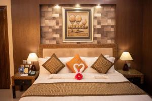 1 dormitorio con 1 cama con arco rojo en Hotel KRC Palace, en Tezpur