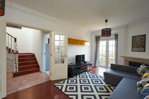 un salon avec un canapé et une cheminée dans l'établissement Relaxing Villa w/pool up to 6 people Cascais, à Cascais