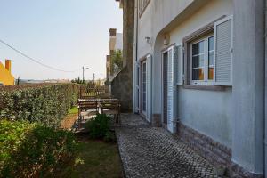 un bâtiment avec une table de pique-nique à côté d'une fenêtre dans l'établissement Relaxing Villa w/pool up to 6 people Cascais, à Cascais