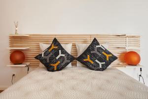 une chambre avec un lit avec deux oreillers dessus dans l'établissement Relaxing Villa w/pool up to 6 people Cascais, à Cascais 17 autres photos