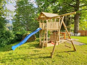 Plac zabaw dla dzieci w obiekcie Ferienbungalow Mountain View Wood