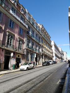リスボンにあるbairro alto-chiado 2 bdr beautifull viewの車が建物の前に停まった街道