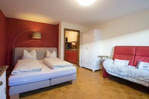 オーベルストドルフにあるFerienwohnung M. Broghammerの赤い壁のベッドルーム1室(ベッド1台付)