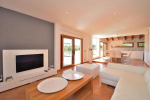 - un salon avec un canapé blanc et une télévision dans l'établissement Villa Son Morei de les Penyes 007 by Mallorca Charme, à Muro