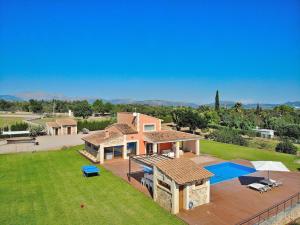 - une vue aérienne sur une maison avec une grande cour dans l'établissement Villa Son Morei de les Penyes 007 by Mallorca Charme, à Muro