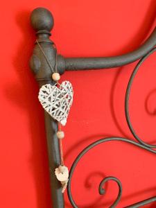 un ciondolo di cuore appeso a un palo di metallo di Ca' degli Ovi a Valenza