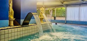 Swimmingpoolen hos eller tæt på Hotel Balneari de Vallfogona de Riucorb