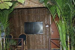 una habitación con TV en una pared con plantas en Sea Shades Palolem Resort, en Palolem