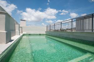 una piscina en la azotea de un edificio en Central Deluxe Apartments, en Granada