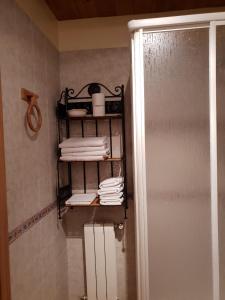 La salle de bains est pourvue d'une douche et d'un sèche-serviettes. dans l'établissement Casa Castel Turismo Rural, à Serrate 37 autres photos