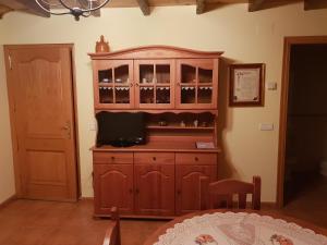 une armoire en bois avec une télévision dessus dans l'établissement Casa Castel Turismo Rural, à Serrate