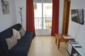 a living room with a couch and a table at Apartamento Steven in Ardales