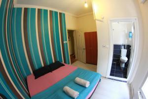 1 dormitorio con 1 cama y baño en TAXİM HOSTEL en Estambul