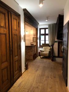 a hallway with a door and a living room at Apartamenty Mieszczańskie u Gołębiewskich in Toruń