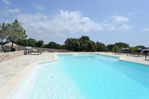 - une grande piscine d'eau bleue dans la cour dans l'établissement CHALET CANAVA, à Bonifacio
