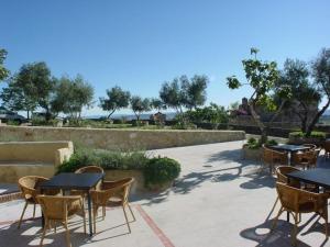 - un ensemble de tables et de chaises sur une terrasse dans l'établissement El Mirador de las Monjas, à Trujillo