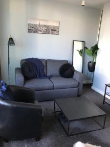 墨爾本的住宿－Fantastic Southbank Apartment，客厅配有沙发和桌子