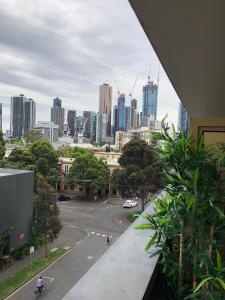 uitzicht op een straat met gebouwen op de achtergrond bij Fantastic Southbank Apartment in Melbourne