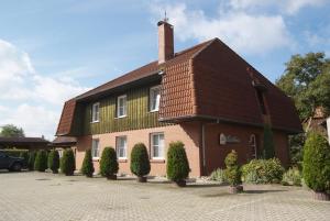 ein Haus mit einem braunen Dach in der Unterkunft Landgasthof Voltmer in Ramlingen