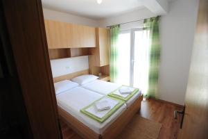 Postel nebo postele na pokoji v ubytování Apartments Knežević