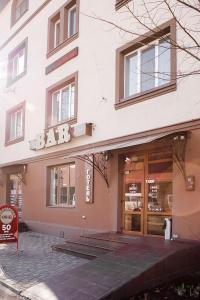 ein Gebäude mit einem Bar-Schild auf der Vorderseite in der Unterkunft Sunlit in Iwano-Frankiwsk