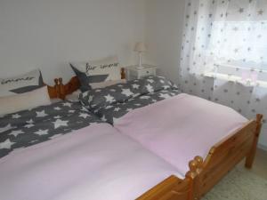 2 camas individuales en un dormitorio con ventana en Non Smoking Traudel Engelken en Neckargemünd