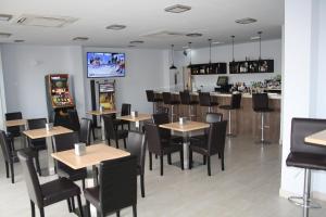 TV a/nebo společenská místnost v ubytování Hotel Mar de Aragón