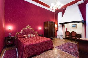 Postel nebo postele na pokoji v ubytování Hotel Al Ponte Mocenigo