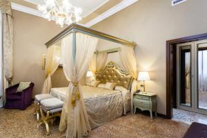 Postel nebo postele na pokoji v ubytování Hotel Al Ponte Mocenigo